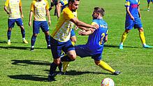 Onur Levent (SG Dettingen-Dingelsdorf, links) lässt hier F.A.L.-Spieler Marco Fügner aussteigen. Am Ende reichte es aber nur für ein ...