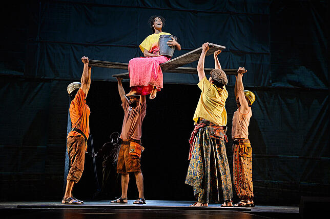 Naomi Simmonds (oben) spielt die junge Waris Dirie.