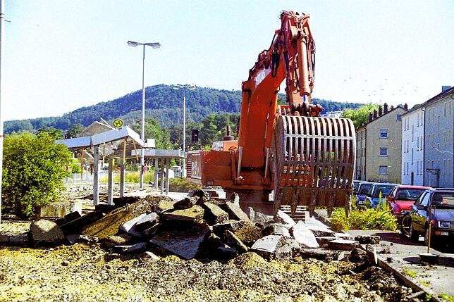 Der Abriss des alten Busbahnhofs an der Bahnhofstraße in die andere Blickrichtung.