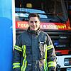 Georg Landhäußer vor der Fahrzeughalle der Radolfzeller Feuerwehr. Bild: Laura Marinovic