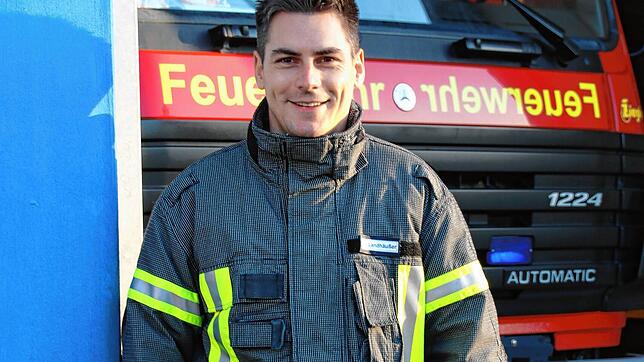 Georg Landhäußer vor der Fahrzeughalle der Radolfzeller Feuerwehr. Bild: Laura Marinovic