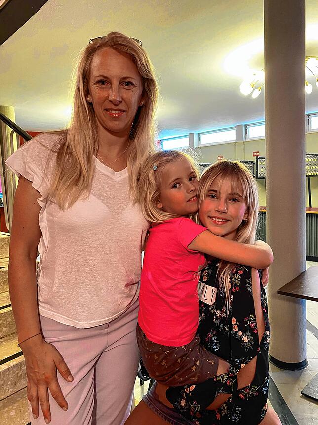 Emily Larisch (rechts) war eine der 40 Mädchen, die sich am Sonntag zur Audition auf die Gloria-Bühne wagten. Immer mit dabei: Der ...