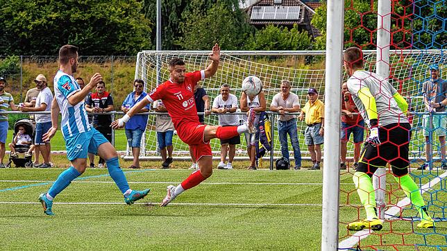 Albert Malaj (Mitte) schoss das 1:1 für den 1. FC Rielasingen-Arlen gegen den SV Oberachern. Diese Chance in der ersten Halbzeit dagegen ...