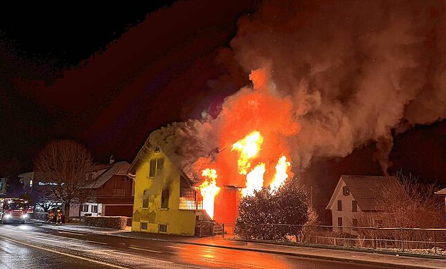 Flammen schießen aus allen Fenstern.