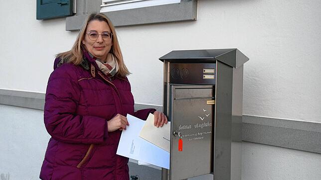 Bianca Mack, die bei der Gemeinde Bodman-Ludwigshafen für die Wahlorganisation zuständig ist, hat am Montagmorgen um 7.30 Uhr drei ...