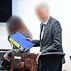 Der Angeklagte Andreas R. im Prozess um sexuelle Nötigung kommt mit seiner Frau in den Gerichtssaal.