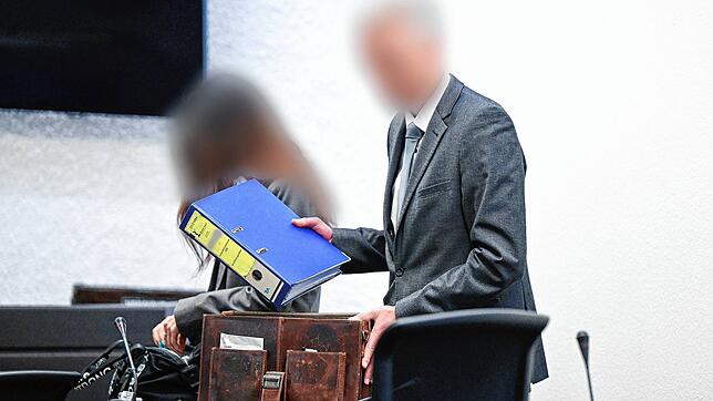 Der Angeklagte Andreas R. im Prozess um sexuelle Nötigung kommt mit seiner Frau in den Gerichtssaal.