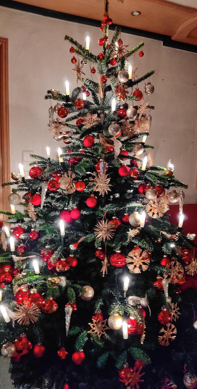 Geschmückt und fotografiert wurde dieser schöne Baum von Walter Döbele in Waldshut-Tiengen.