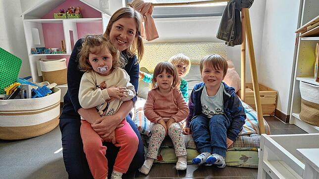 Erzieherin und Tagesmutter Laura Rauch betreut in einem Raum ihrer Wohnung fünf Kinder. „Ich liebe meinen Beruf und könnte noch viel ...