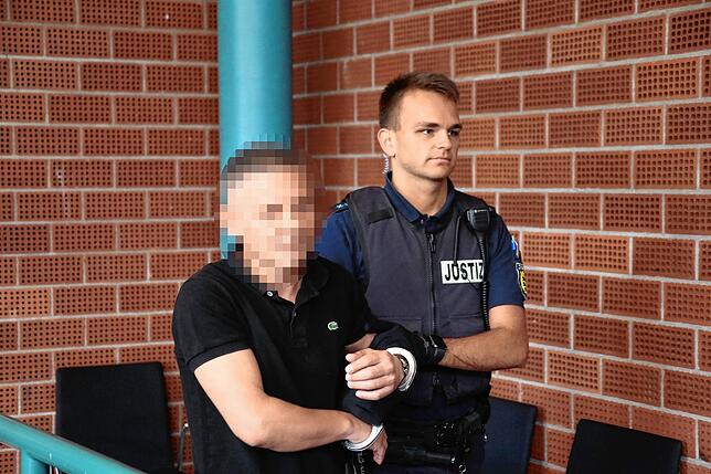 Gezim F. (links) im Juli 2023 Landgericht Konstanz. Der 48-Jährige hatte im Januar 2023 in einem Geschäft in Markdorf seine getrennt von ...