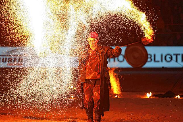 Bild 5: Tausende beim Showabend zur Eröffnung des Fest der Pferde 2024