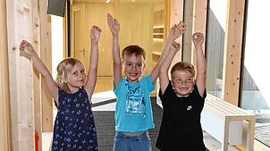 Marie, Lenn und Max (von links) freuen sich schon riesig darauf, in den neuen Räumen des Kinderhauses zu spielen. Im neuen ...