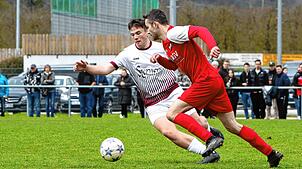 Der SV Deggenhausertal (Tom Schwelling, links) hat sich mit 1:0 gegen die SG BAT (Jens Füssel) durchgesetzt.