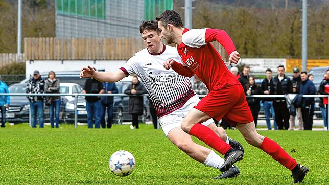 Der SV Deggenhausertal (Tom Schwelling, links) hat sich mit 1:0 gegen die SG BAT (Jens Füssel) durchgesetzt.