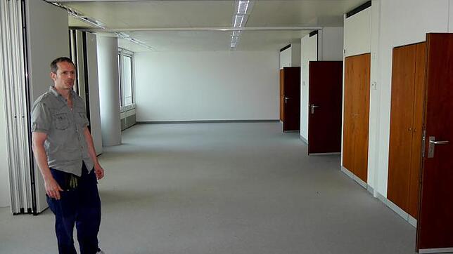 Alles weg! Hausmeister Manuel Gehner und die Umzugsfirma sind im siebten Stock schon fertig. Die Lernräume der Gemeinschaftsschule ...