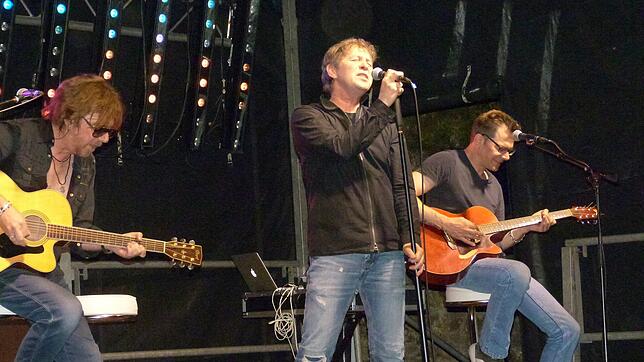 Mit Spannung erwartet wurde der Top-Act Fools Garden um 21 Uhr &ndash; und diese Band riss das Publikum über zwei Stunden lang mit, ...