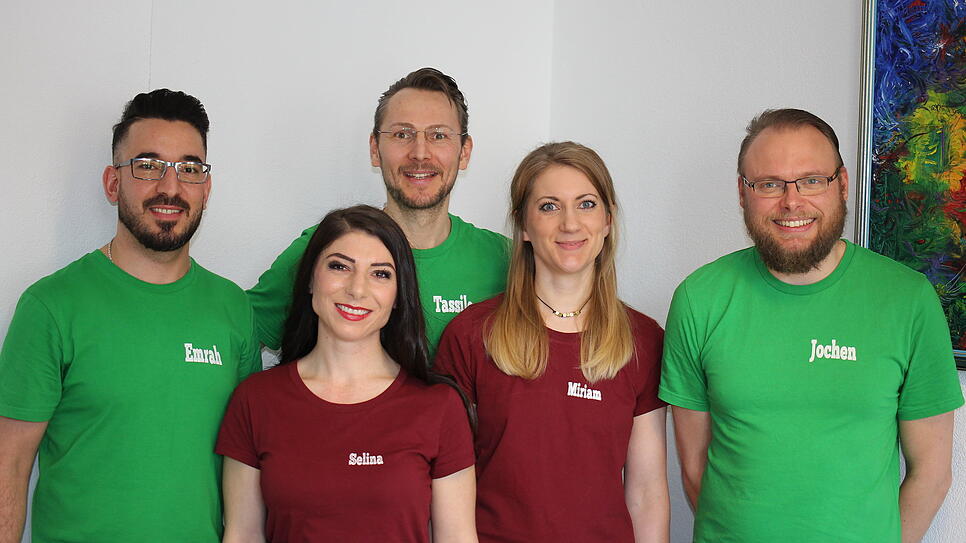 Unser Bild zeigt die Organisatoren des veganen Buffets (von links): Emrah Usta, Selina Glückler, Tassilo Wik, Miriam Ender und Jochen ...
