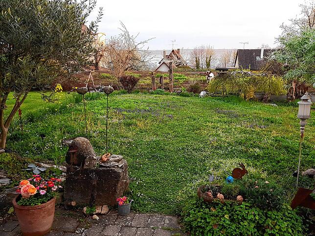 Lothar Thieme aus Hagnau kann sich an diesem schönen Garten freuen.