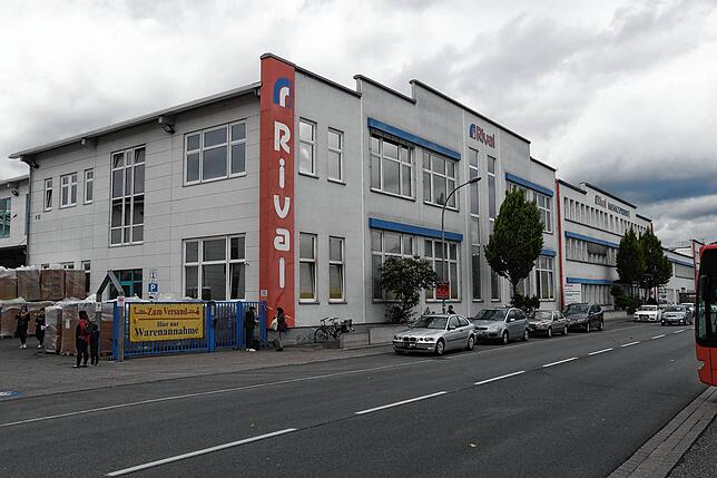Das Firmengebäude der Firma Rival Gerhard Haas KG an der Heinrich-Fahr-Straße: Kurzarbeit wegen der Corona-Krise gibt es hier nicht, ...