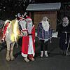 Leni Nemsch (von links) als Nikolaus, Sandra Nemsch als läutender Wichtel und Geschenketransporteur sowie Sandra Linke als Knecht ...