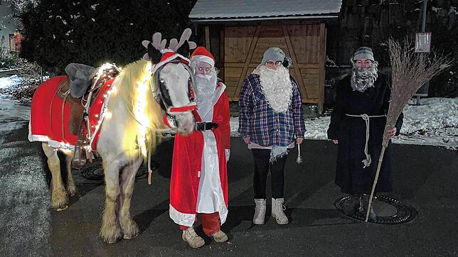 Leni Nemsch (von links) als Nikolaus, Sandra Nemsch als läutender Wichtel und Geschenketransporteur sowie Sandra Linke als Knecht ...