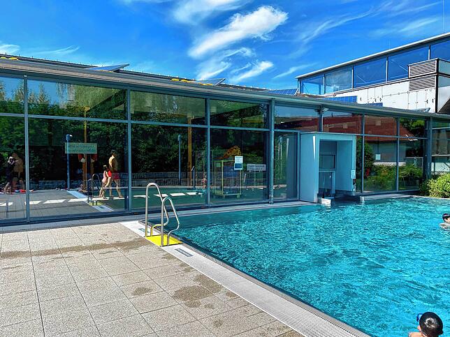 Das Hüfinger Hallenbad Aquari darf seit Mittwoch wieder öffnen. Auch das Wellness-Außenbecken darf genutzt werden.