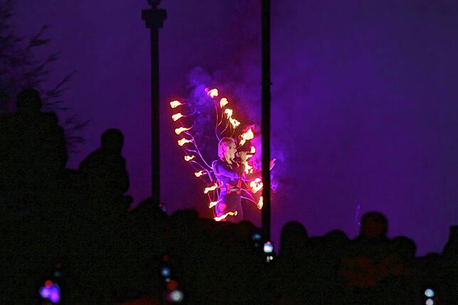 Bild 39: Wie ein Feuerkünstler den Triberger Wasserfall in ein Flammenmeer verwandelt