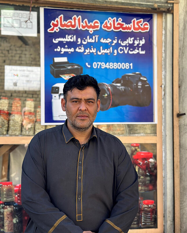 Diensleister rund um Fotos, Drucker, Texte und Digitales: Abdul F. vor einem seiner Geschäfte in Kabul.