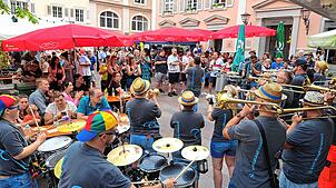 Der Marktplatz war zum ersten Brunnenfest der Hohenhewenteufel gut besucht. Die Guggenmusik Mühlengeischter aus Eigeltingen organisierte ...