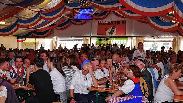 Bild 11: Waldshuter Chilbi 2025: Volles Haus beim 57. Wunschkonzert des Musikzugs St. Florian - das sind die schönsten Bilder