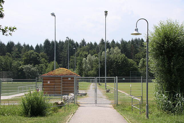 Bild 1: Ein Haufen Arbeit wegen ein paar Häufchen: Darum sind die Allensbacher Fußballplätze jetzt eingezäunt