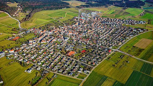 Das Infektionsgeschehen im Kreis Tuttlingen nimmt wieder Fahrt auf. In Neuhausen ob Eck (Bild) sind die Fallzahlen gemessen an der Größe ...