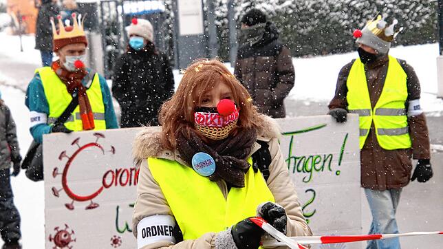 &bdquo;Dreikönigsmarsch&ldquo; nannte die Gruppe &bdquo;Demokratischer Widerstand Überlingen&ldquo; den Demonstrationszug, der sich ...