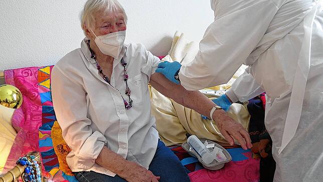 Die 91-Jährige Hannelore Schöne erhielt am 14. Januar im Fürstlich Fürstenbergischen Altenpflegeheim Hüfingen die erste Corona-Impfung ...