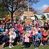 Die Freude ist groß, im Kindergarten Abenteuerland Wald steht nun ein geschmückter Maibaum.