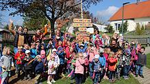 Die Freude ist groß, im Kindergarten Abenteuerland Wald steht nun ein geschmückter Maibaum.