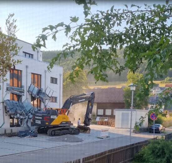 Der mutmaßliche Wut-Baggerfahrer Mitja P. verlässt nach der Zerstörung am Wohnkomplex in Blumberg den Tatort.
