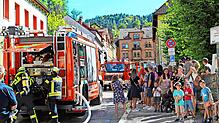 Schnell bauen die Feuerwehrleute unter den wachsamen Augen vieler Zuschauer die Wasserversorgung auf. Der Weg zum Einsatzort Grundschule ...
