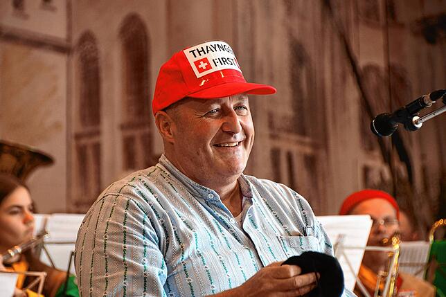 Thayngens Gemeindepräsident Marcel Fringer bekam das Cap mit der Aufschrift „Thayngen first“ geschenkt.