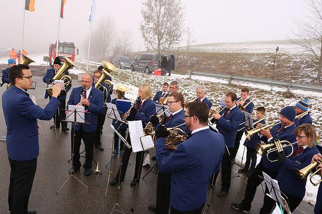 Sie spielen bei Eiseskälte im Jacket auf: Die Musiker des Musikvereins Behla sind am Montagvormittag bei der feierlichen Freigabe der ...