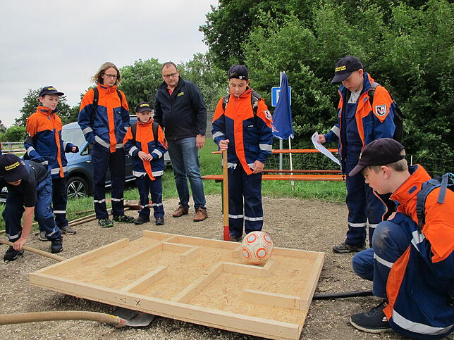 Die Nachwuchskräfte der Freiwilligen Feuerwehr aus Wald waren beim Labyrinth sehr geschickt.