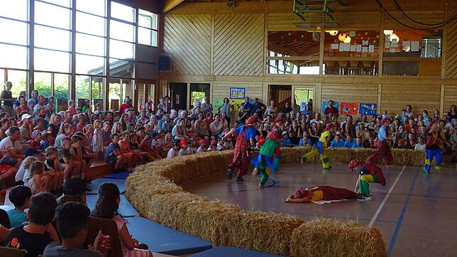 Großer Zirkus mit kleinen Leuten und ganz vielen Zuschauern: Am Ende des Zirkusprojekts stand eine Vorstellung in der Manege, für die es ...