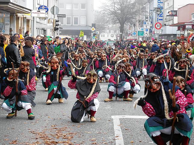 Die Narrenzunft Ailingen beim Häfler Narrensprung. 2021 wird es einen solchen Anblick in Friedrichshafen nicht geben (Archivbild).
