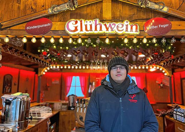 Standleiter Nino Stevens berichtet: Nach zwei Jahren Weihnachtsmarkt-Pause trinken die Menschen wieder genauso gern Glühwein wie zuvor.