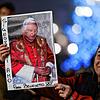 Eine Frau hält ein Bild des verstorbenen Benedikt XVI. vor Beginn der öffentlichen Trauermesse auf dem Petersplatz.