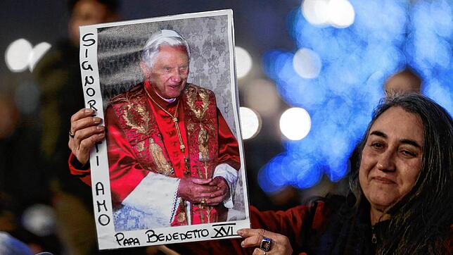 Eine Frau hält ein Bild des verstorbenen Benedikt XVI. vor Beginn der öffentlichen Trauermesse auf dem Petersplatz.