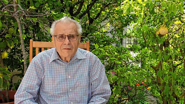 Walter Hiller sitzt in seinem Garten. Für entspannte Stunden dort hat er bald viel mehr Zeit, denn er tritt nach 52 Jahren nicht mehr ...