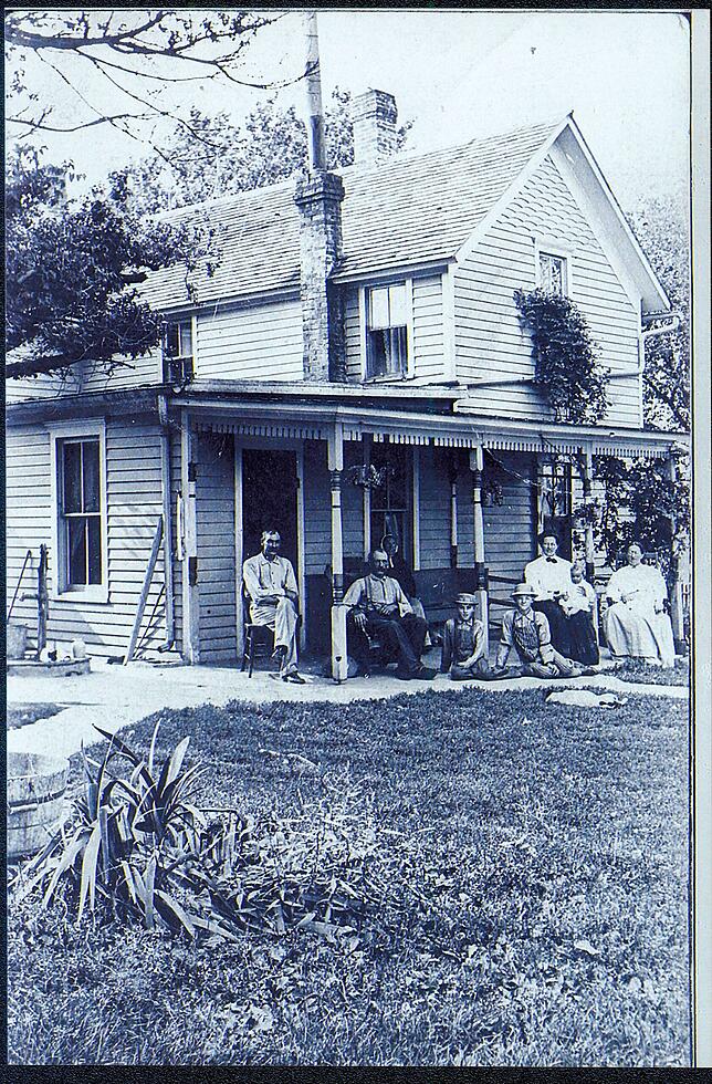 Nikolaus Dumont vor seinem Haus in Iowa.
