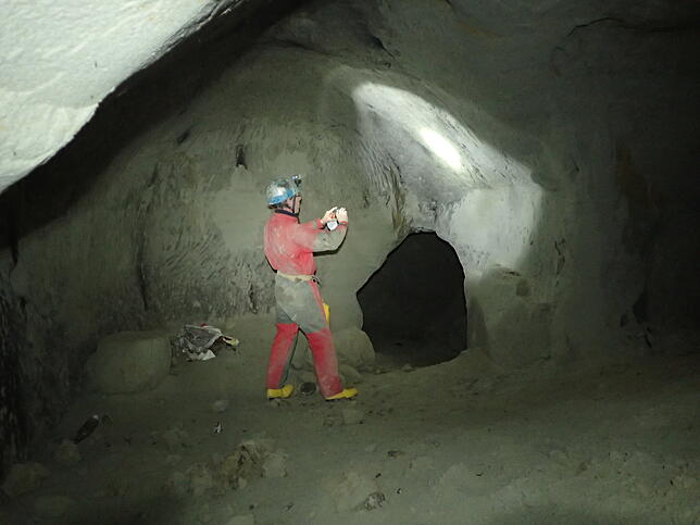 Lothar Dietrich steht hier beim kleinen Durchgang von Keller 2 zu Keller 1, der zwischen 1906 und 1942 entstanden ist.