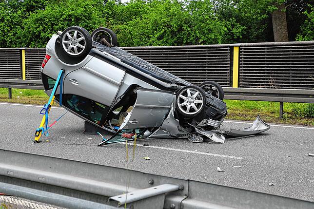 Bild 2: Bei einem schweren Autounfall auf der B33 nahe dem Flugplatz werden zwei Personen verletzt, es kommt zu langen Staus